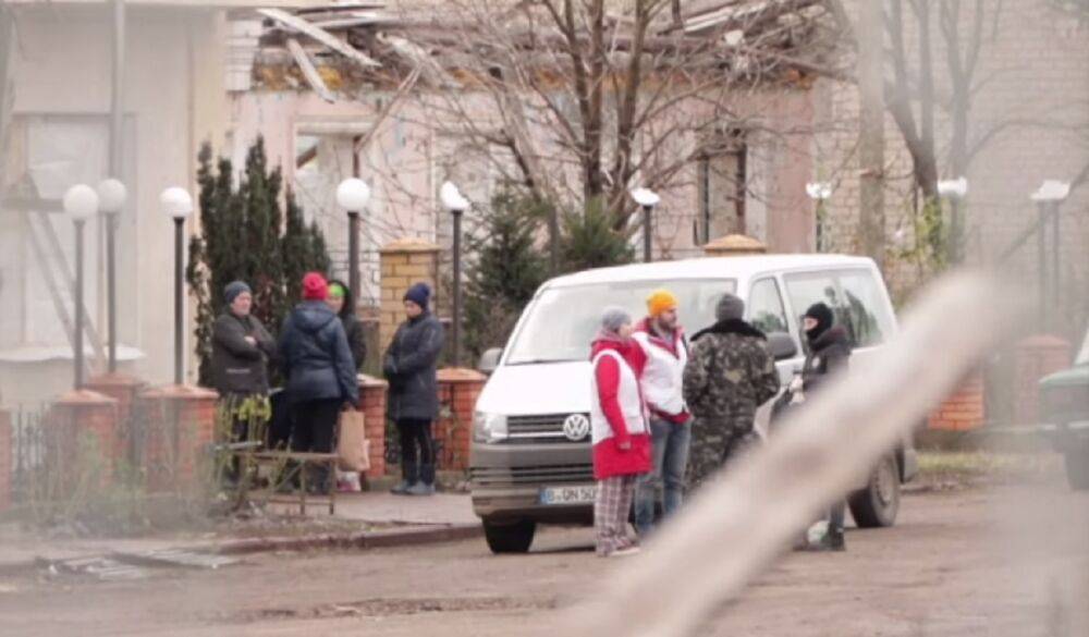 "Поеду только в РФ": люди не хотят эвакуироваться и поражают отношением к украинским волонтерам