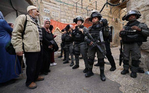 Полиция призвала израильтян, имеющих лицензию, носить оружие
