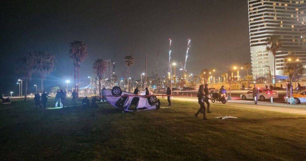 Теракт в Тель-Авиве: автомобиль протаранил толпу туристов на набережной (видео)
