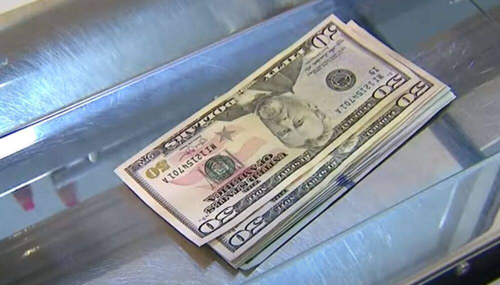 Доллар стремительно летит в пропасть: украинцев уже предупредили о курсе 35 грн
