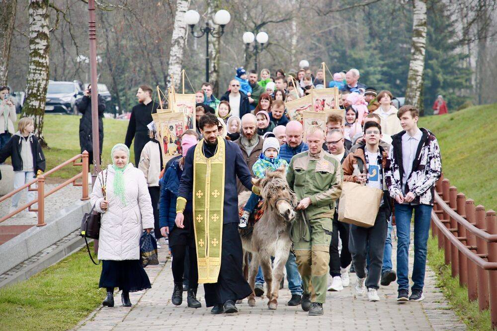 Фотофакт: В Свято-Борисо-Глебской Коложской церкви прошло шествие на осляти в Вербное воскресенье