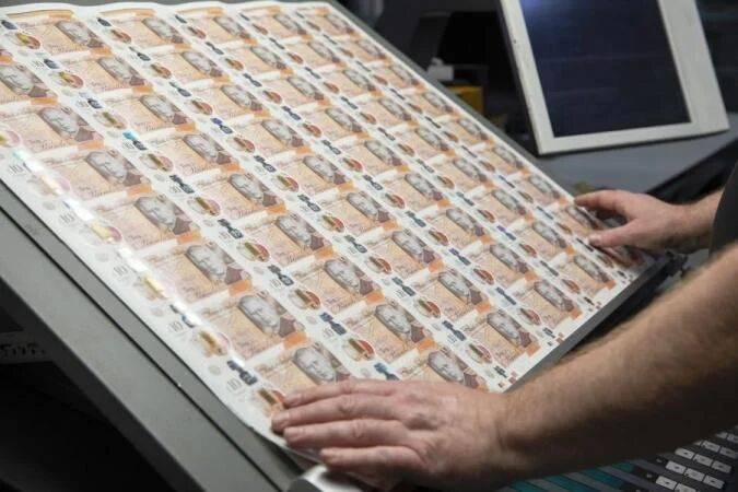 В Великобритании начали печатать банкноты с портретом короля Карла III (фото)