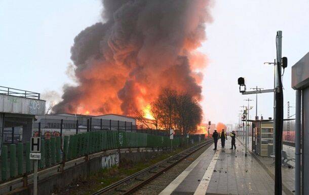 Жителей Гамбурга предупредили о токсичном дыме из-за крупного пожара