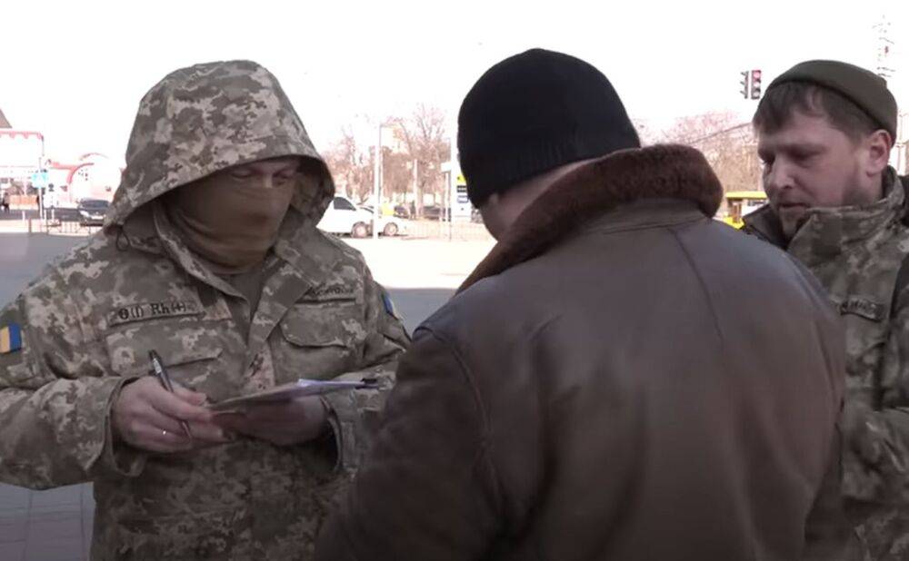 Мобилизация в Украине: мужчинам рассказали, как будут вручаться повестки по новым правилам