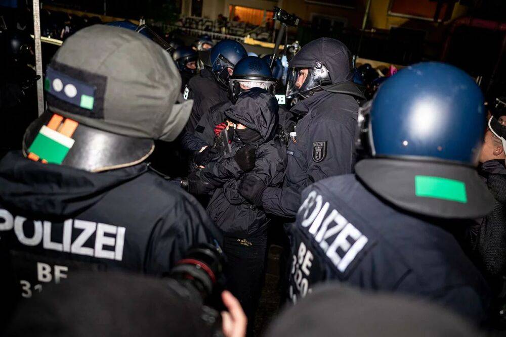 Демонстранты закидали полицию бутылками в Берлине