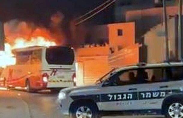 Арабы подожгли израильский автобус в Восточном Иерусалиме