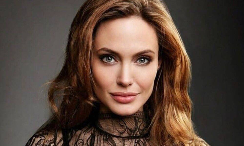 Она была неотразима: Анджелина Джоли показала фото своей мамы, жизнь которой оборвал рак