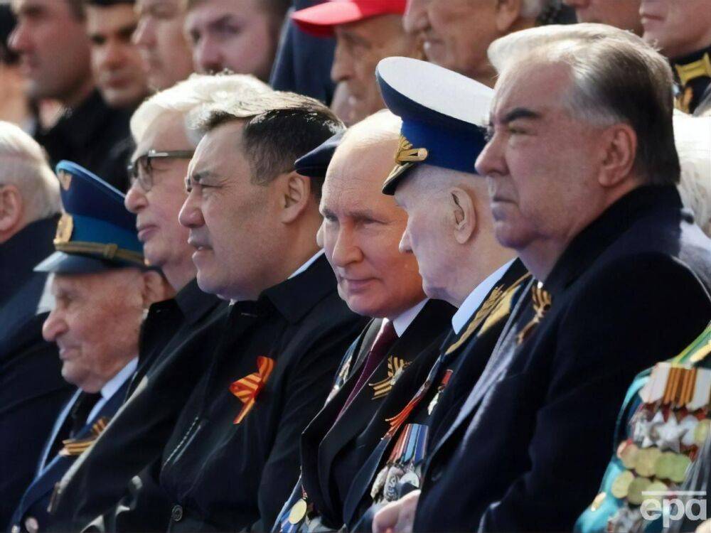 "Ни один из них не воевал против фашистских войск". СМИ сообщили, что Путин на параде в Москве сидел между ветеранами НКВД и КГБ
