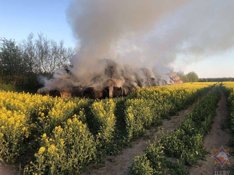 В Гродненском районе горела скирда соломы – спасатели уберегли от огня 30 тонн соломы