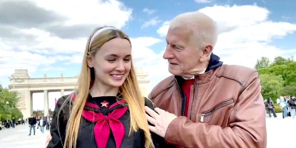 Даже поцеловал. В РФ дед на 9 мая решил приударить за «пионеркой», которая оказалась переодетым парнем — видео