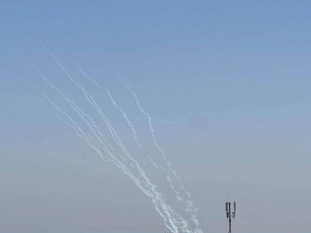 Израиль обстреляли десятками ракет из сектора Газа