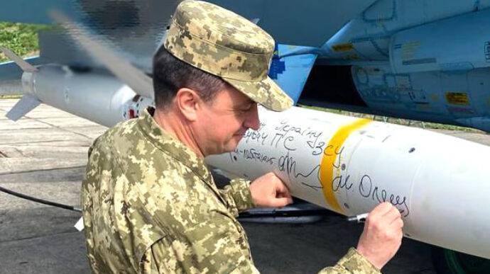 Командующий Воздушных сил подписал ракету HARM: послание частично подлежит цензуре