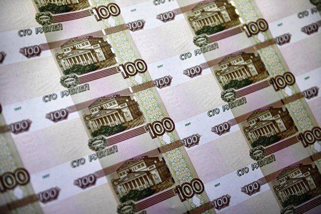 Мосбиржа: рубль снижается к доллару и евро, но укрепляется к юаню