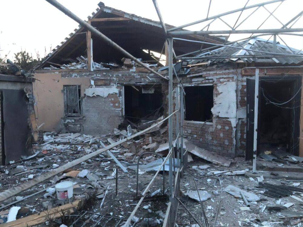 Оккупанты ночью обстреляли Никополь, повреждены жилые дома, оборвана линия электропередач