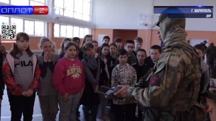 Оккупанты в Мариуполе рассказывают детям, как с беспилотников бьют по украинцам