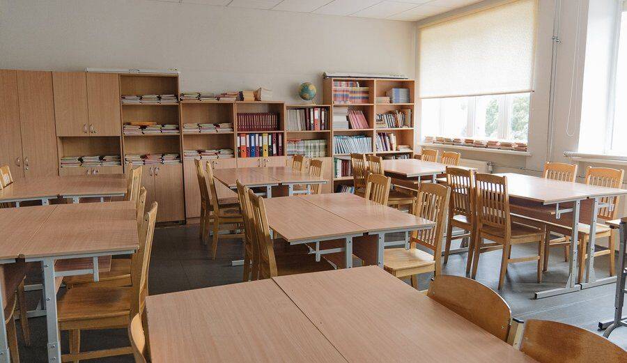 В Лиепае 15 педагогов отстранены от работы из-за проваленных экзаменов по латышскому языку