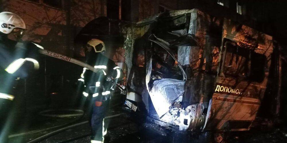 На территории Александровской больницы вспыхнул автомобиль скорой помощи: погибла женщина