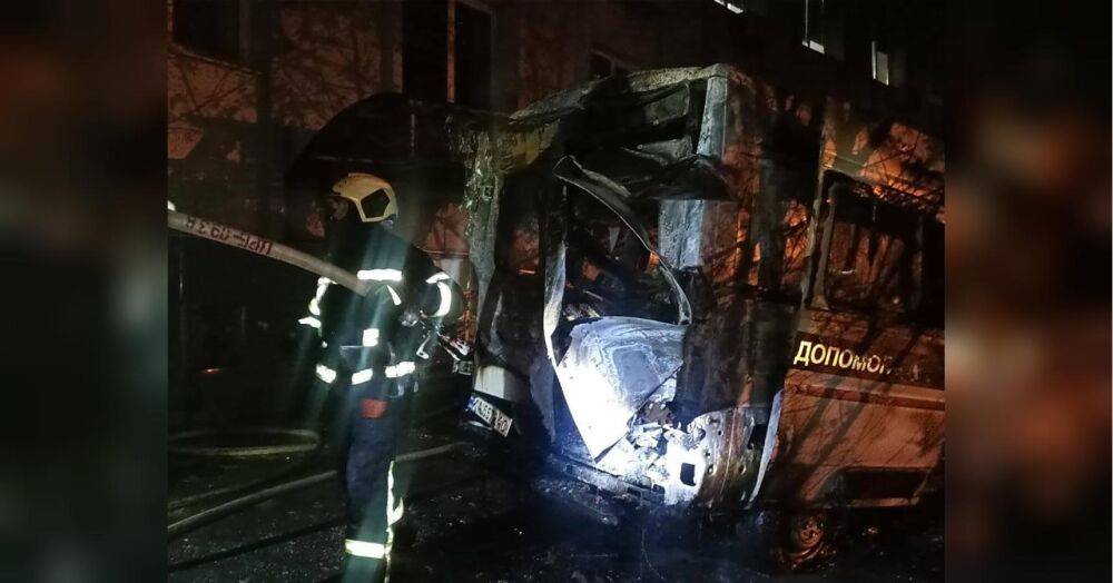 На территории Александровской больницы Киева взорвалась «скорая», погибла женщина (фото, видео)