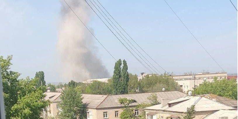 В оккупированном Луганске новый взрыв: над городом виднеется столб густого дыма — фото, видео