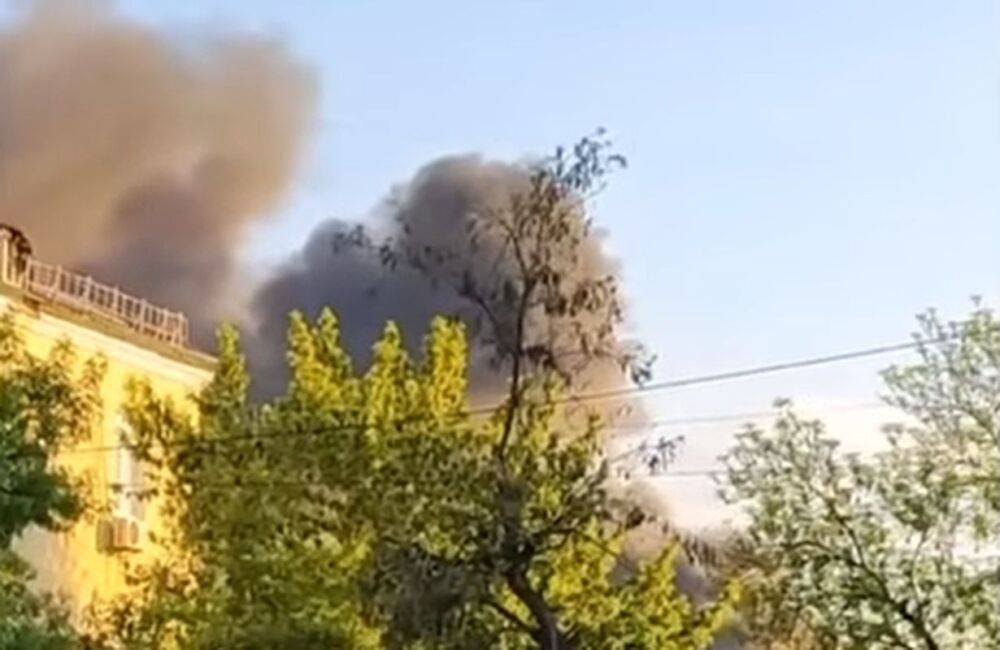 Луганск опять в огне: с самого утра прилетело по военной базе орков. Кадры