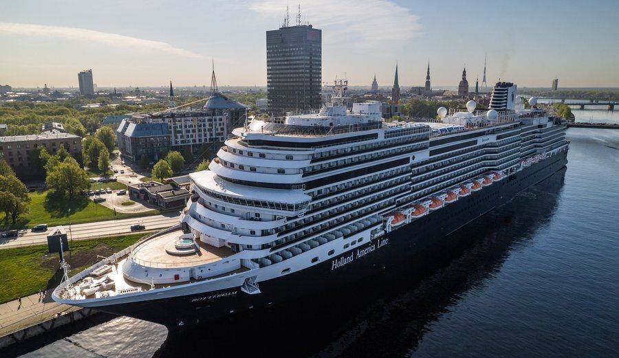 ФОТО. Ригу впервые посетил 300-метровый круизный лайнер Rotterdam