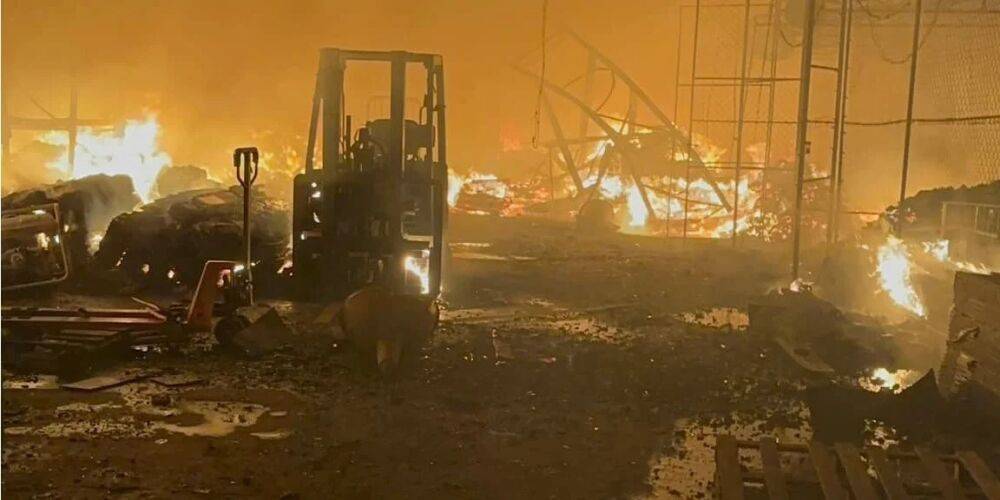 Сгорел дотла. Российские террористы полностью уничтожили склад с гуманитарной помощью в Тернополе