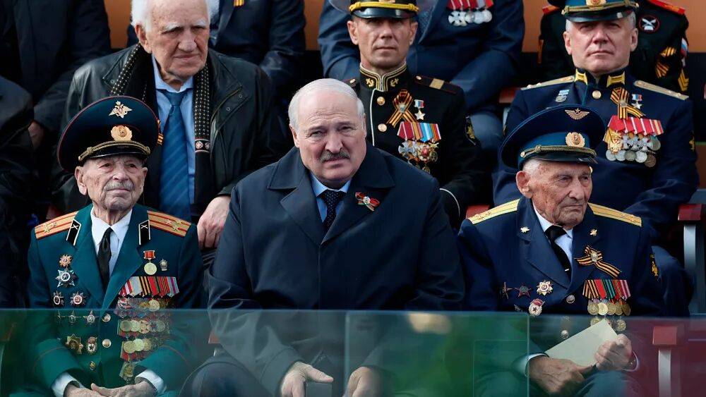Болезнь или "работа с документами": куда пропал Лукашенко?