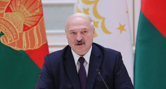 Лукашенко появился на публике с перевязанной рукой на фоне слухов о болезни