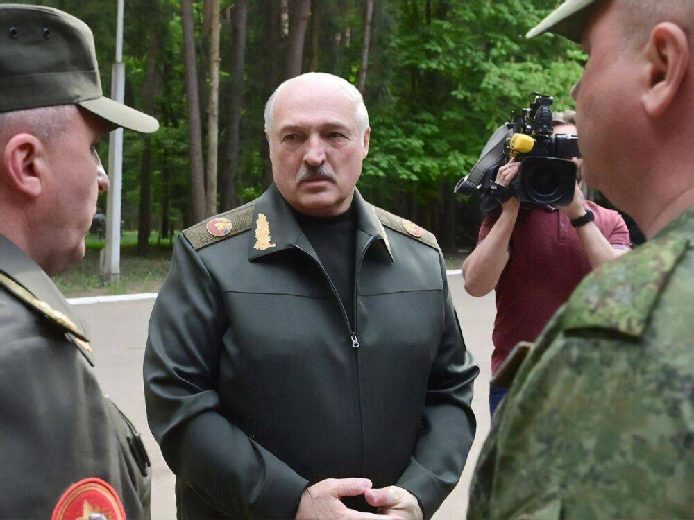 "Говорит непривычно тихо и тяжело". Появилось новое видео с Лукашенко, который не появлялся на публике с 9 мая