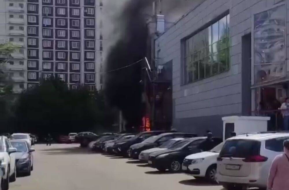 Взрыв и сильный пожар в московском ТЦ: появилось видео