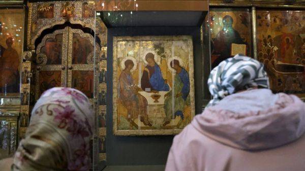 Путин передал РПЦ “Троицу” Андрея Рублева. Она хранилась в Третьяковской галерее более 90 лет