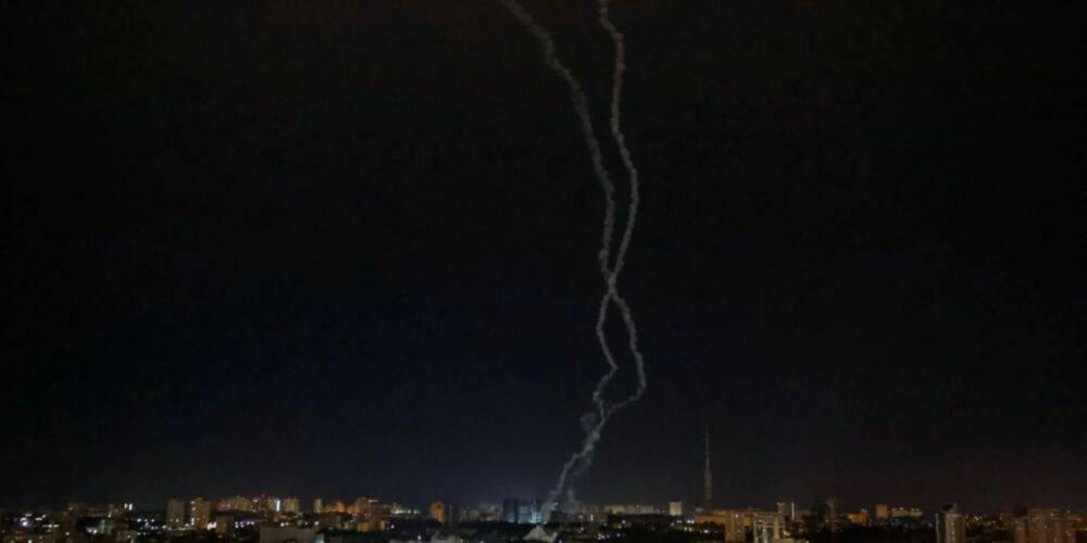 Новая ночная атака РФ. От обломков ракет в Киеве загорелись авто и повреждено здание, есть пострадавшие, большинство целей уничтожены