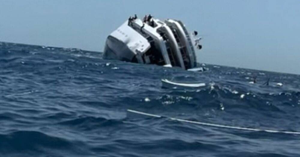 26 человек выжили после крушения яхты в египетским "Бермудским треугольнике" (фото, видео)