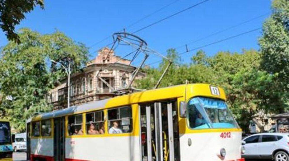 Ссора в одесском трамвае закончилась бедой, видео: "мужчина в реанимации"