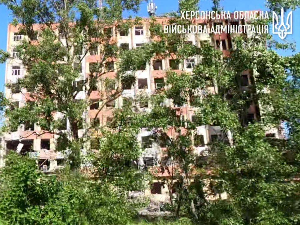 В результате российских обстрелов разрушены два подъезда жилого дома в Херсоне – ОВА