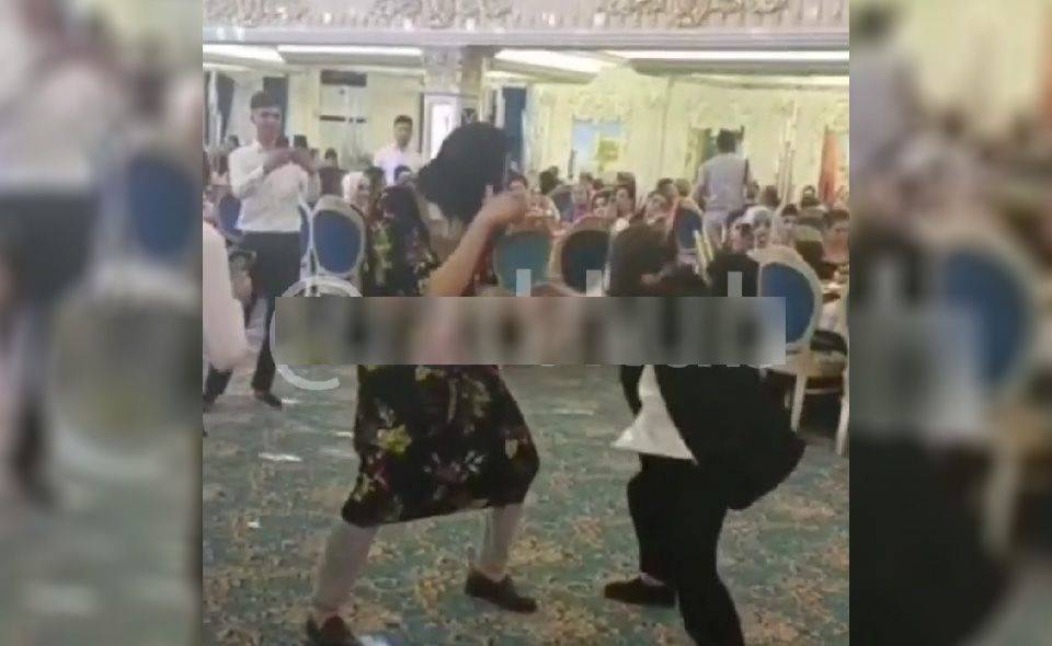 В соцсетях распространилось очередное треш-видео с одной из узбекских свадеб. Парень в женской одежде решил доказать, что он танцор диско
