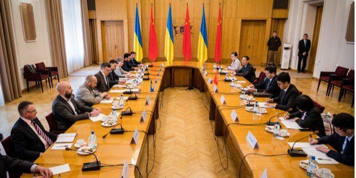 Глава МИД Кулеба встретился в Киеве с посланником Си Цзиньпина. Подчеркнул: заморозки войны не будет