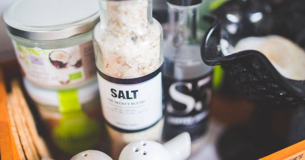 Вирусный лайфхак с пересыпанием соли заполонил Интернет: открыт секрет дизайна солонок