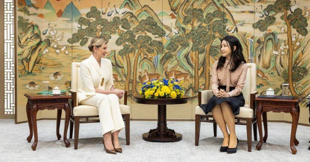 Две первые леди: Елена Зеленская и жена президента Южной Кореи позировали журналистам в пастельных образах