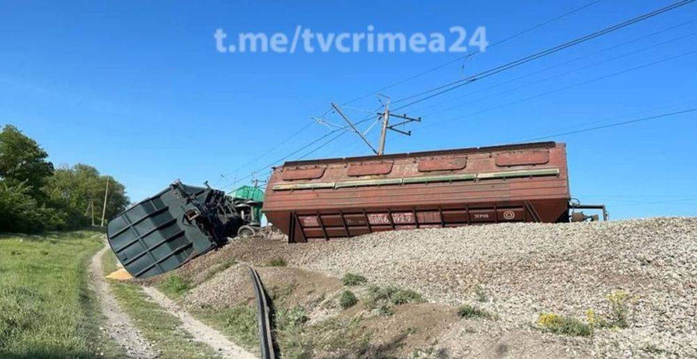 Оккупанты сообщают о диверсии в Крыму: из-за подрыва с рельсов сошел поезд с зерном