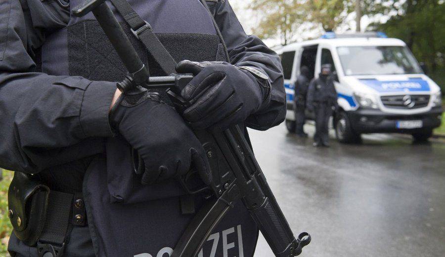 Германия: пьяные граждане Латвии ограбили приятеля, а также покусали сотрудника полиции
