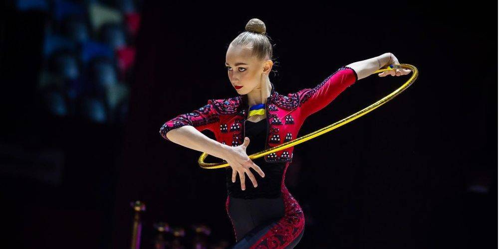 Украинская гимнастка в День вышиванки выступила на чемпионате Европы с сине-желтым флагом — фото