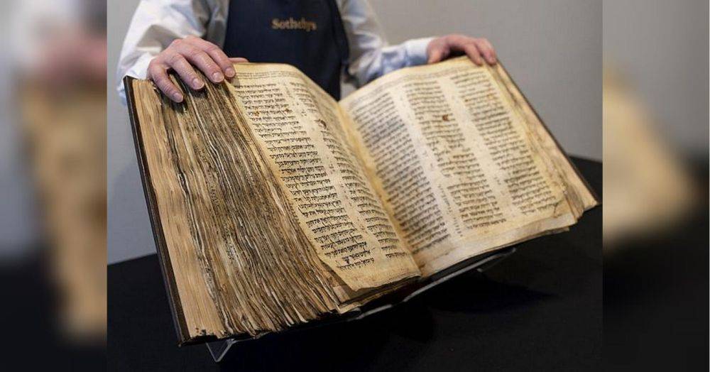 На аукционе «Сотбис» за 38 млн долларов продали старейшую еврейскую Библию