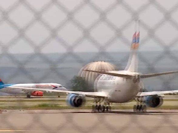 В Грузии приземлился самолет авиакомпании "Азимут": в аэропорту проходит акция протеста