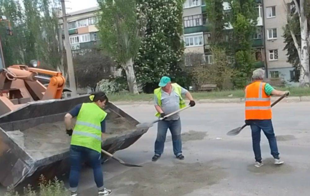 "Шлаком засыпали и ножками затоптали": В сети показали, как "ремонтируют" дороги в оккупированном Лисичанске
