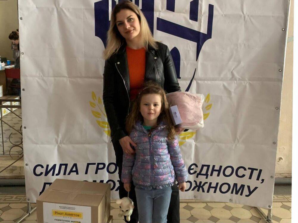 Фонд Рината Ахметова продолжает выдачу гуманитарной помощи переселенцам из Сартанской общины