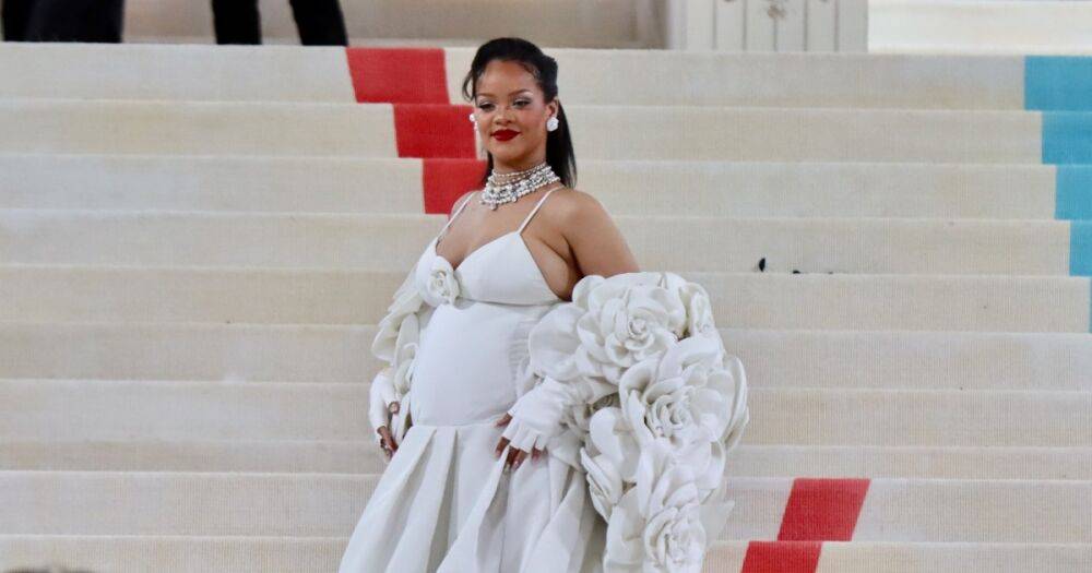 Беременная Рианна появилась на Met Gala 2023 в свадебном платье (фото)