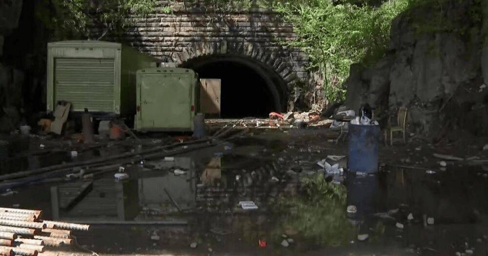 Оказались в ловушке: в США подростки застряли в заброшенном тоннеле из-за наводнения