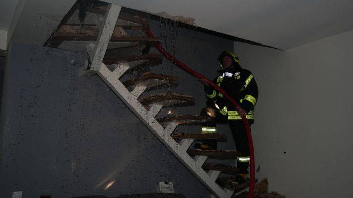 Из-за падения обломков БПЛА на многоэтажку в Киеве повреждены 4 квартиры