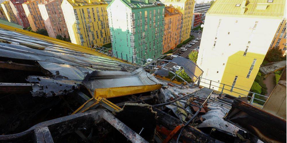 Появились фото последствий падения обломков вражеского дрона на жилой дом в Киеве